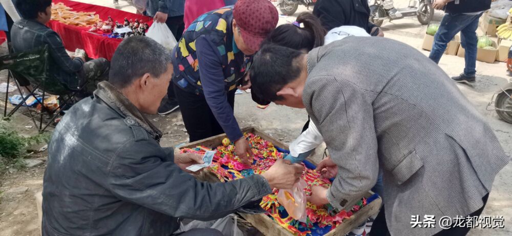 河南小村有个百年面人会，每年一天专卖面人，老艺人凌晨赶来摆摊