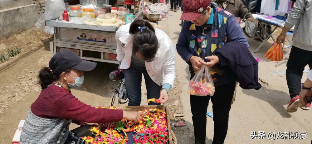 河南小村有个百年面人会，每年一天专卖面人，老艺人凌晨赶来摆摊