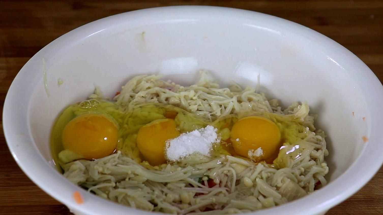金针菇里打3个鸡蛋，筷子一搅，简单一做，上桌全家都喜欢吃