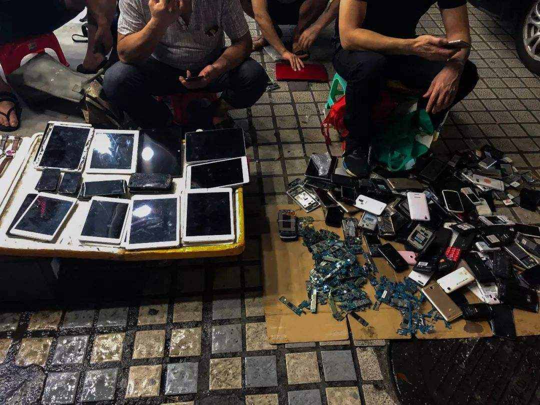 深圳华强北的“山寨手机王子”，曾叱咤风云，如今疯癫流浪