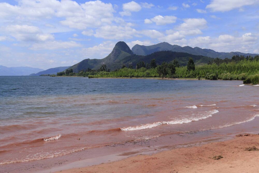 玉溪抚仙湖边上的红沙滩