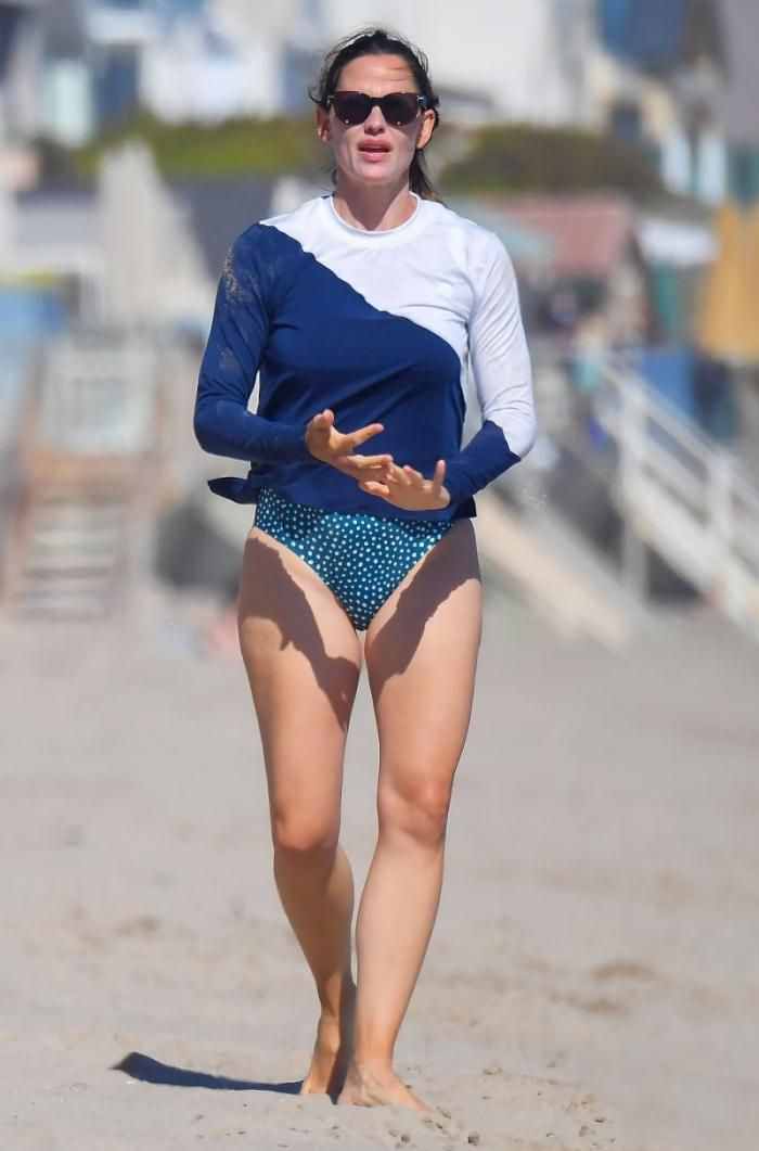 詹妮弗·加纳有肩带的高开叉泳装，展示出自己健美的身材