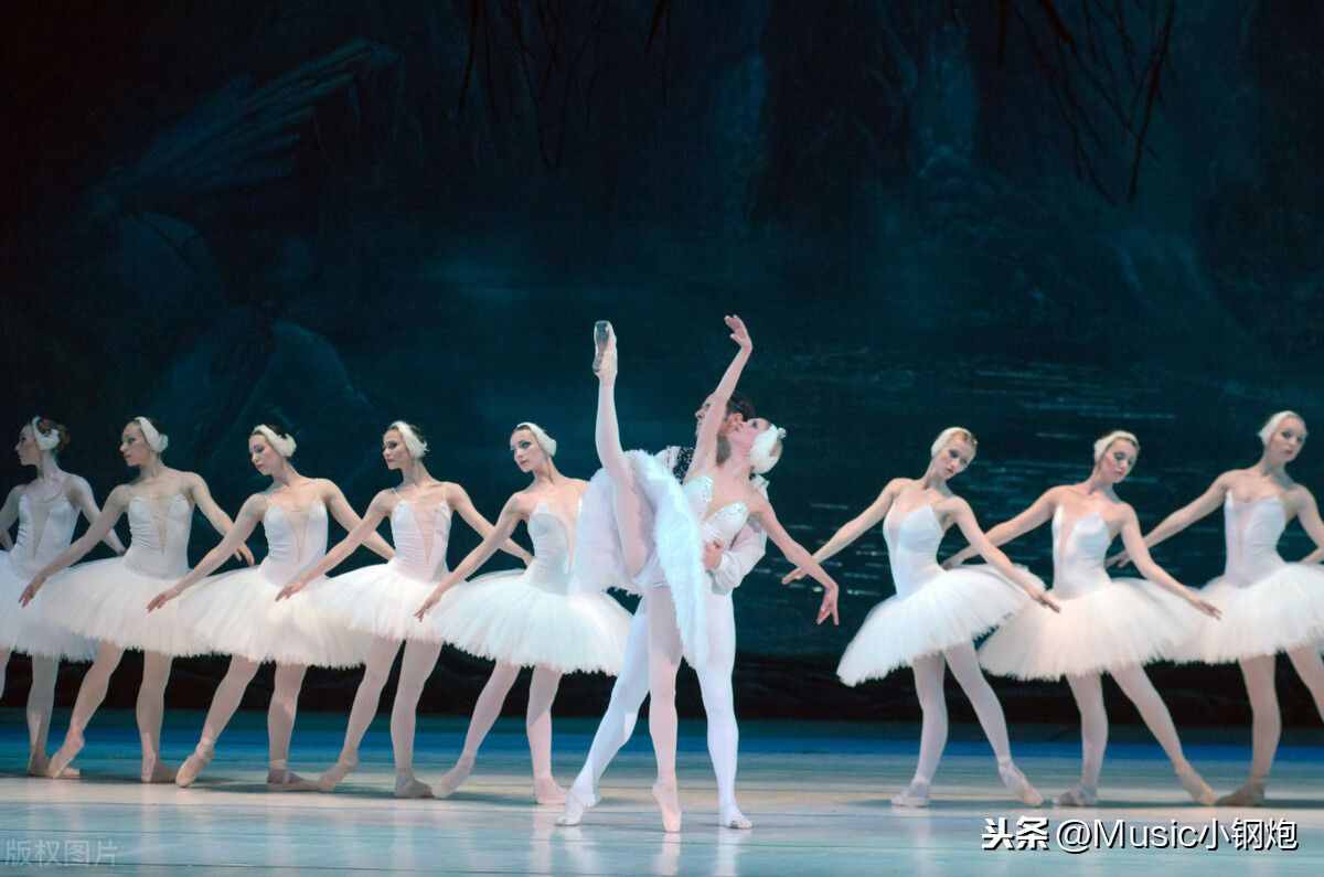 交响乐团演奏流芳百世的佳作，古典芭蕾舞剧典范《天鹅湖》