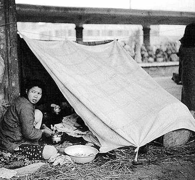 40年代上海，美国摄影师Arrufat拍下：穷人吃满桌大闸蟹