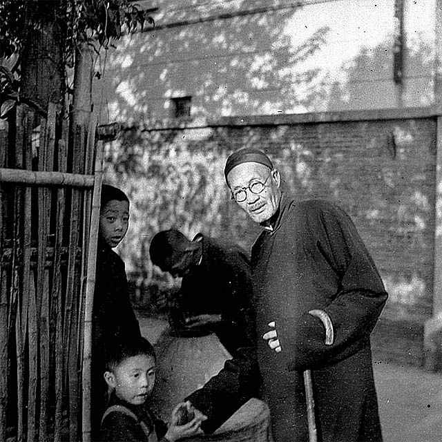 40年代上海，美国摄影师Arrufat拍下：穷人吃满桌大闸蟹