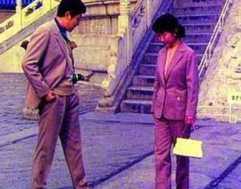 1990年除夕夜，唐国强提出离婚，原配孙涛上吊自尽，曾被送疯人院