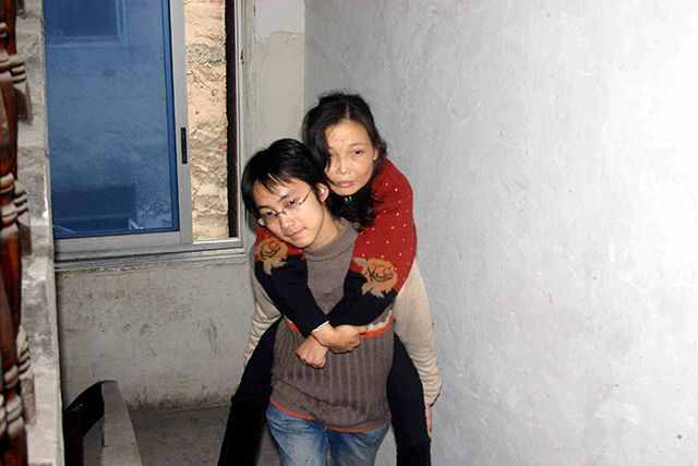 2005年的中国孝子，背母亲上大学感动中国，想做美丽姑娘成变性人