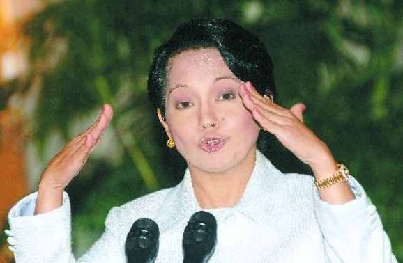 菲律宾前总统阿罗约，与克林顿是同班同学，自称是中国的儿媳妇