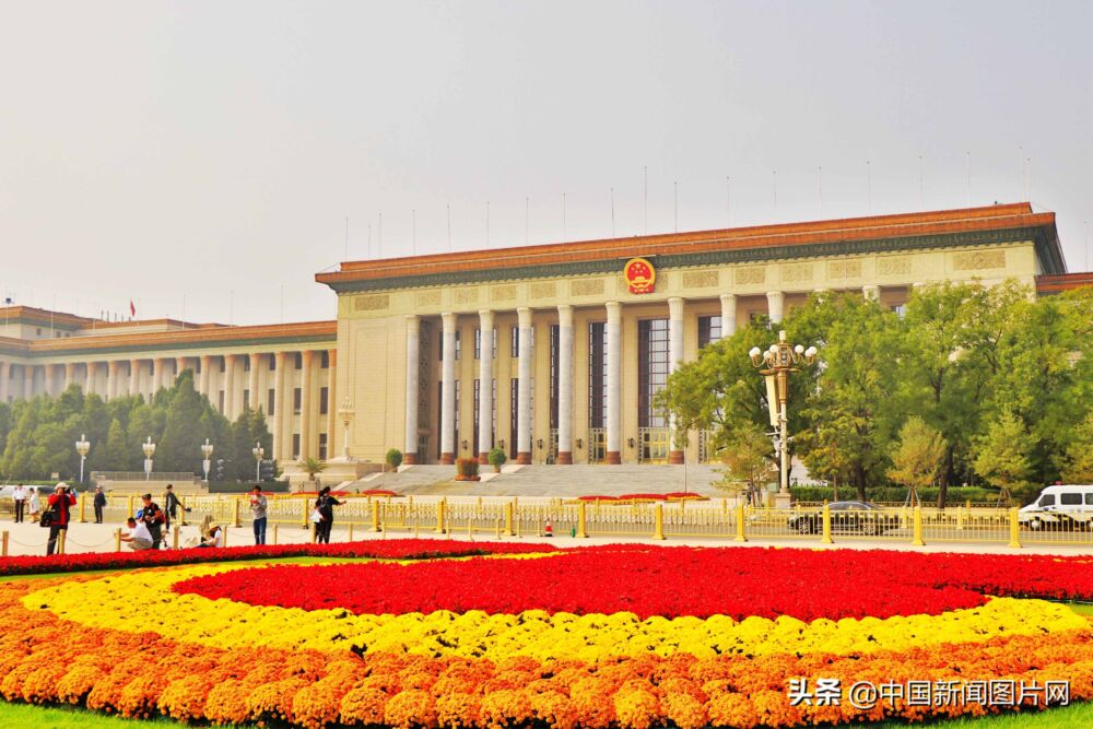 北京：天安门广场花团锦簇迎国庆