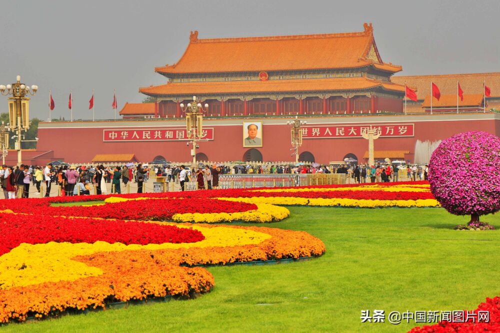 北京：天安门广场花团锦簇迎国庆