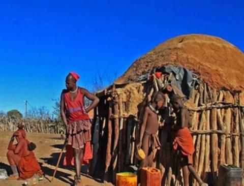探秘非洲原始部落：全睡一间屋施行一夫多妻，连电都没有却很快