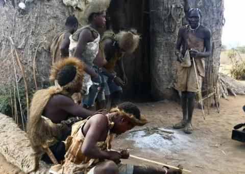 探秘非洲原始部落：全睡一间屋施行一夫多妻，连电都没有却很快