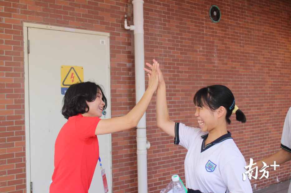 有蕉一日掂过碌蔗，走红毯过成功门……多图直击三水中考首日送考