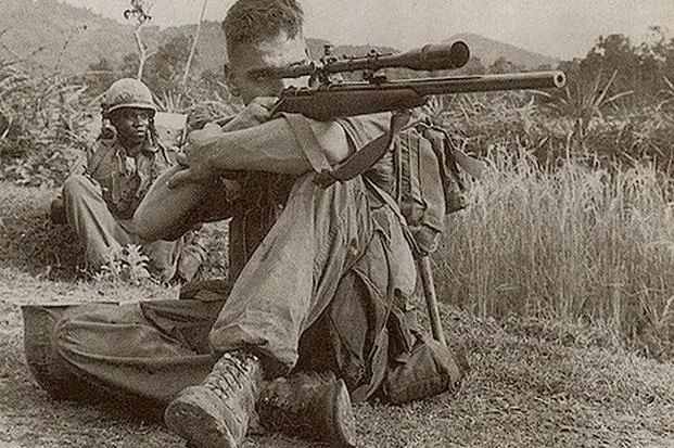 美军传奇狙击手，打穿瞄准镜击毙敌人，一项记录保持35年
