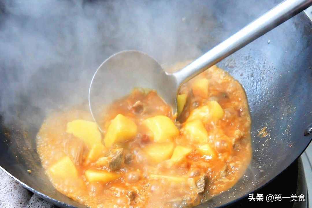 厨师长教你番茄炖牛腩家常做法，肉软烂入味，汤汁泡米饭太香了