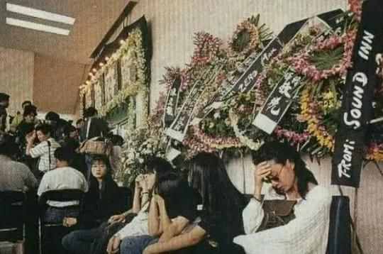 悲痛的记忆：1993年黄家驹葬礼照片