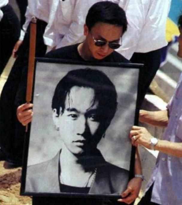 悲痛的记忆：1993年黄家驹葬礼照片