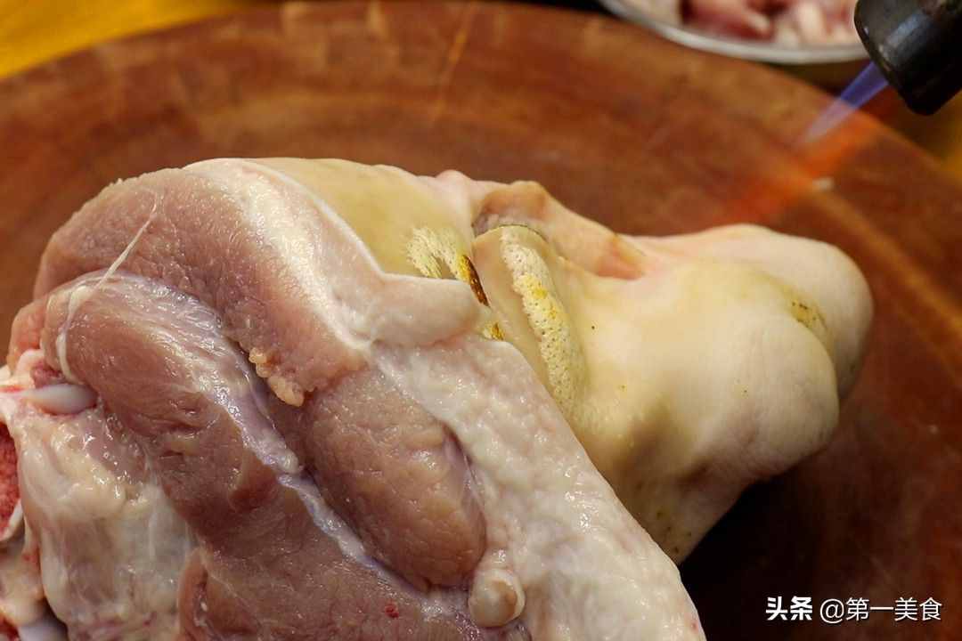 过年压轴硬菜——红烧大肘子教科书式做法！口感酥烂软糯还不油腻