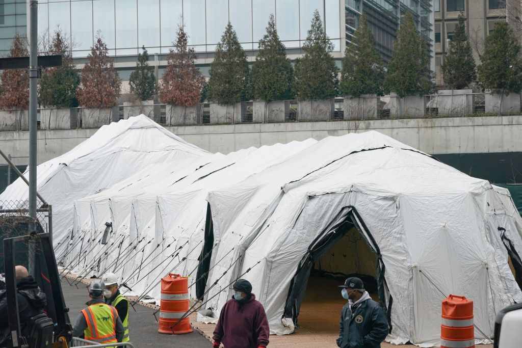 美媒拍到“毛骨悚然”一幕：纽约已在医院外设立临时停尸房