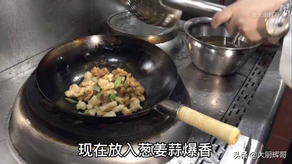 东北菜里的特色美食，猪肉和海鲜搭配的熘双段，外焦里嫩特好吃