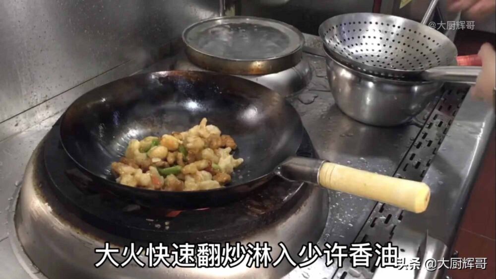 东北菜里的特色美食，猪肉和海鲜搭配的熘双段，外焦里嫩特好吃