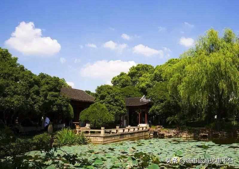 一迳抱幽山，居然城市间。来上海这些古典园林，赏别样春色