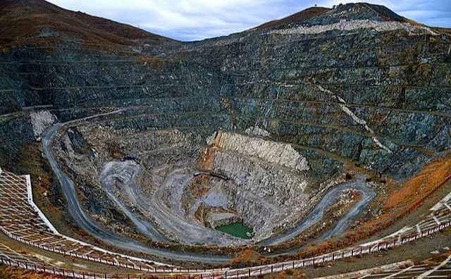 “功勋矿”可可托海三号矿坑：为国还债20亿，助推两弹一星升空