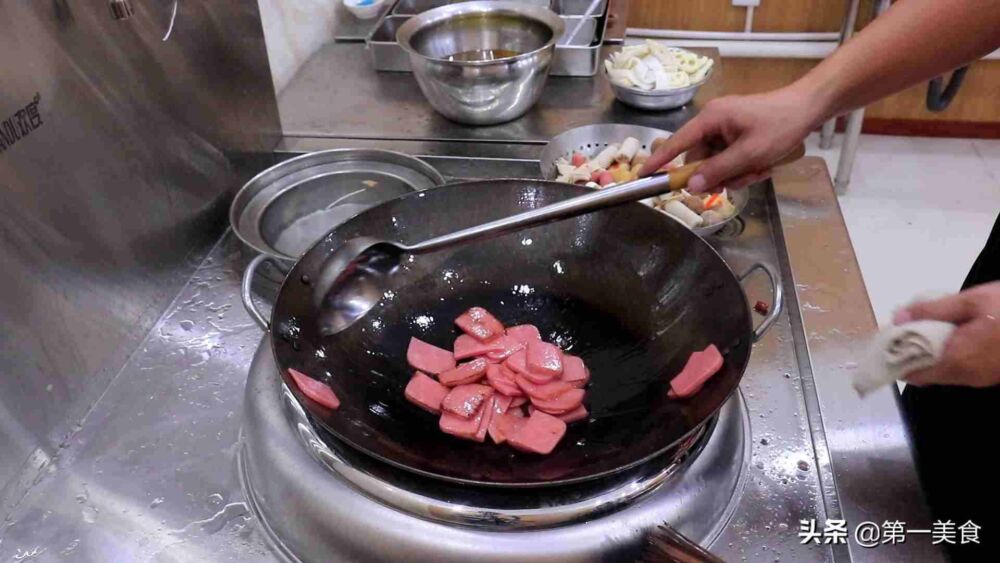 这才是麻辣香锅家常实用的做法，40元做一大锅，连吃10天都不腻