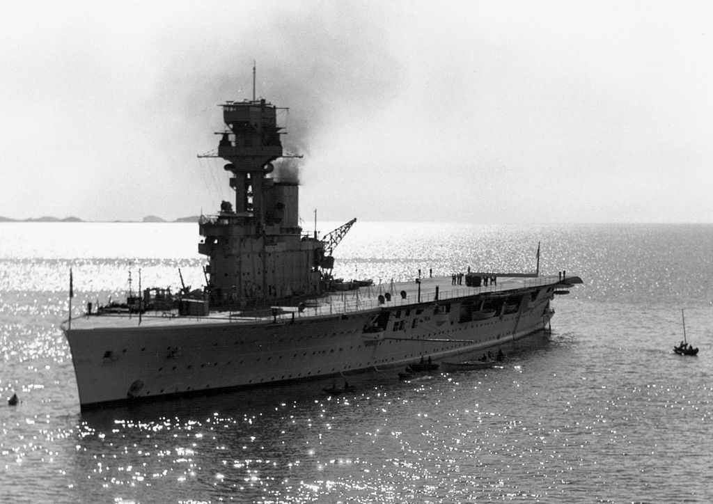 世界上第一艘航空母舰，到底是英国还是日本制造出来的？