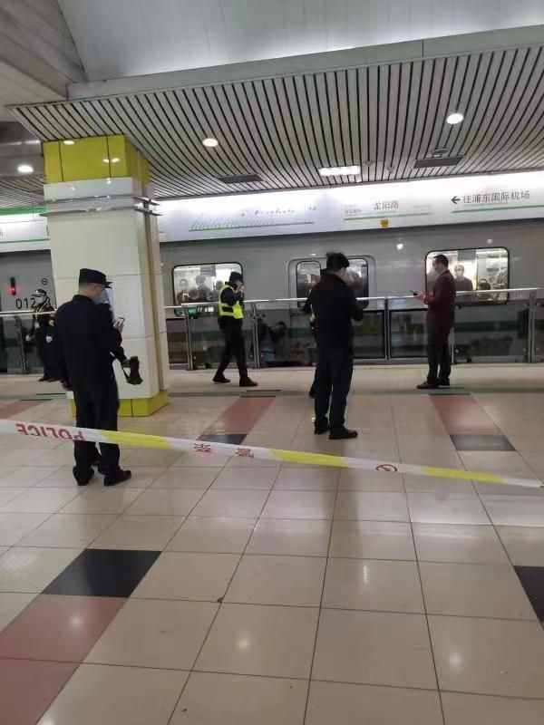 突发！上海一男子列车进站时翻越地铁站台被卡身亡