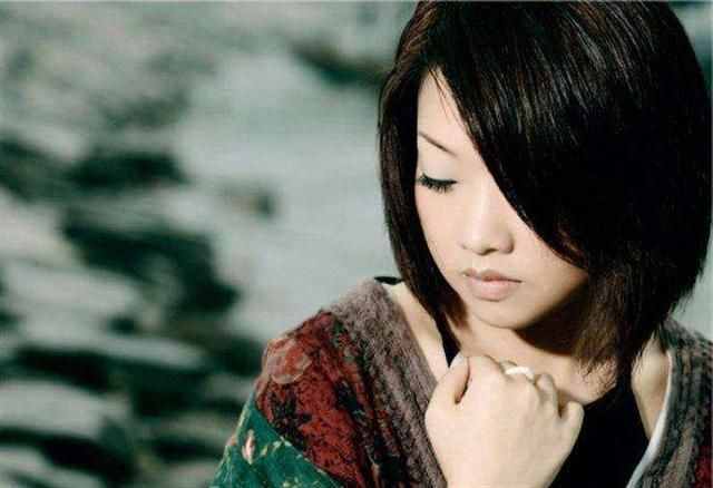 当年凭借一首《白狐》走红的歌手陈瑞，为何销声匿迹了？
