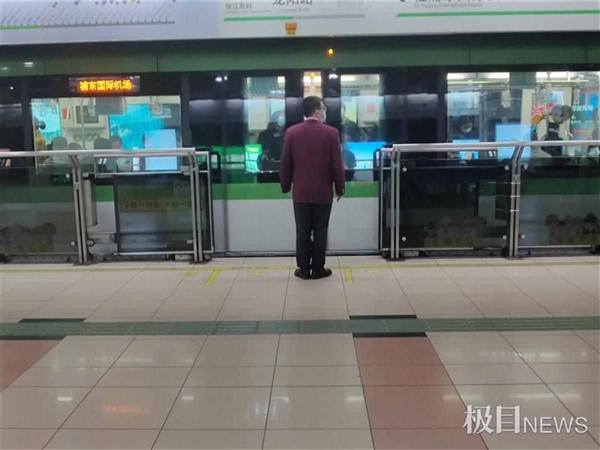 上海一男子翻越站台安全门被夹不治身亡，极目记者实探现场