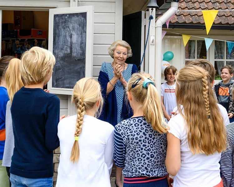 82岁荷兰女王罕见露面，穿蓝色套裙笑容慈祥，比英国女王优雅多了