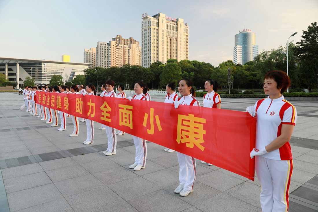 江苏海安市：健身教练悉心指导佳木斯快乐舞步健身操