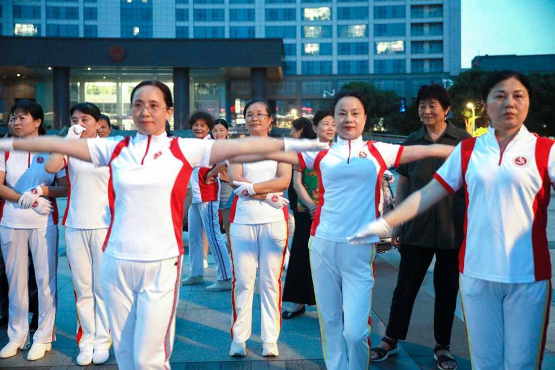 江苏海安市：健身教练悉心指导佳木斯快乐舞步健身操