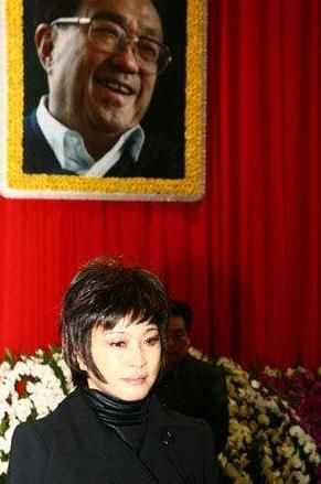 2008年导演谢晋葬礼上，刘晓庆手提现金大喊：不收就撒大厅