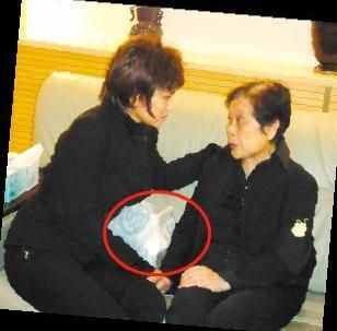 2008年导演谢晋葬礼上，刘晓庆手提现金大喊：不收就撒大厅