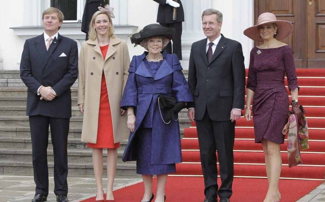 82岁荷兰女王罕见露面，穿蓝色套裙笑容慈祥，比英国女王优雅多了