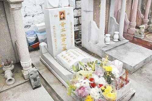 香港歌星黄家驹31岁意外摔死，墓志铭镌刻“摇摆精神，永垂不朽”