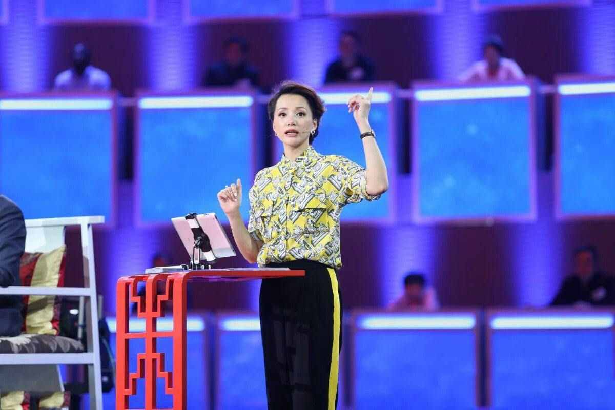 32岁才女龙洋主持中国诗词大会，推迟了第二场，网友想念董卿