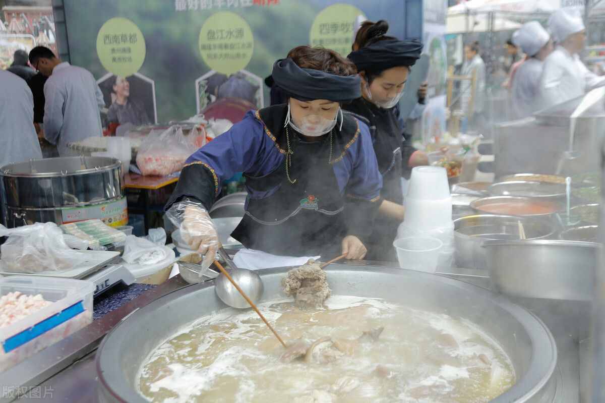 开了30年羊肉汤馆的老板，教我4个小技巧，炖出的羊汤又浓又白