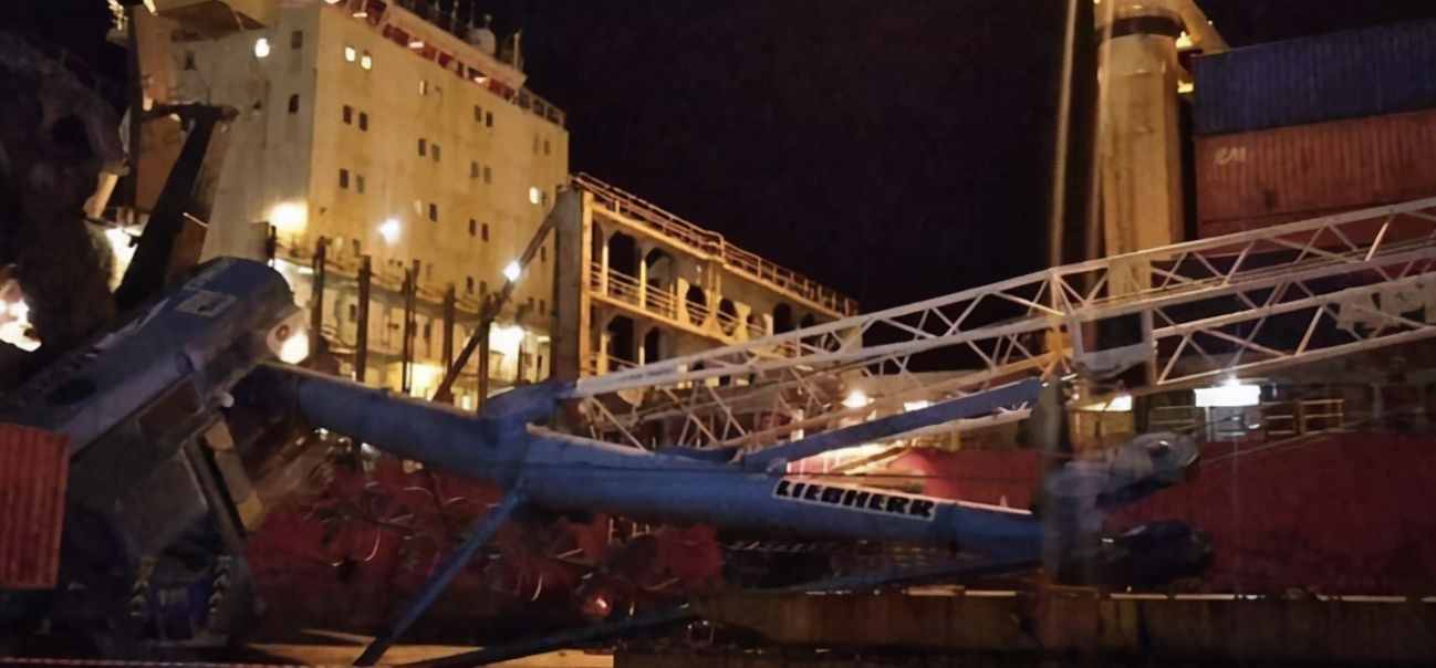 阿尔及利亚港口货轮突发三连撞，利勃海尔起重机被撞翻
