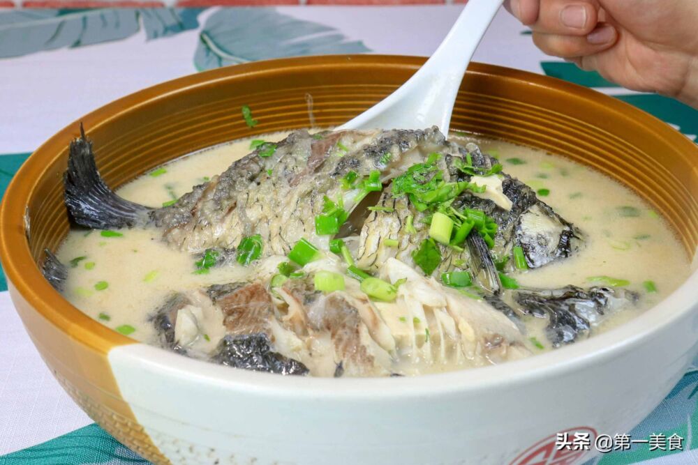 鲫鱼炖豆腐的最佳做法，看厨师长的手艺，汤汁奶白，味道鲜到极致