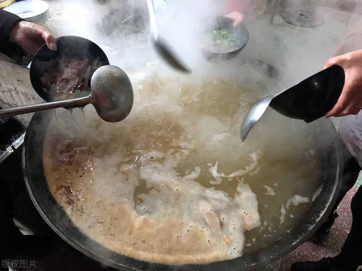 开了30年羊肉汤馆的老板，教我4个小技巧，炖出的羊汤又浓又白