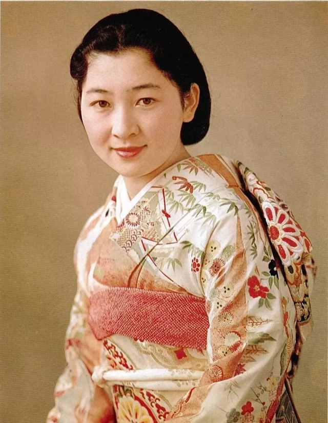 日本"最美皇后":带3000万嫁皇室,婆婆欺凌40年,称皇室想要她子宫