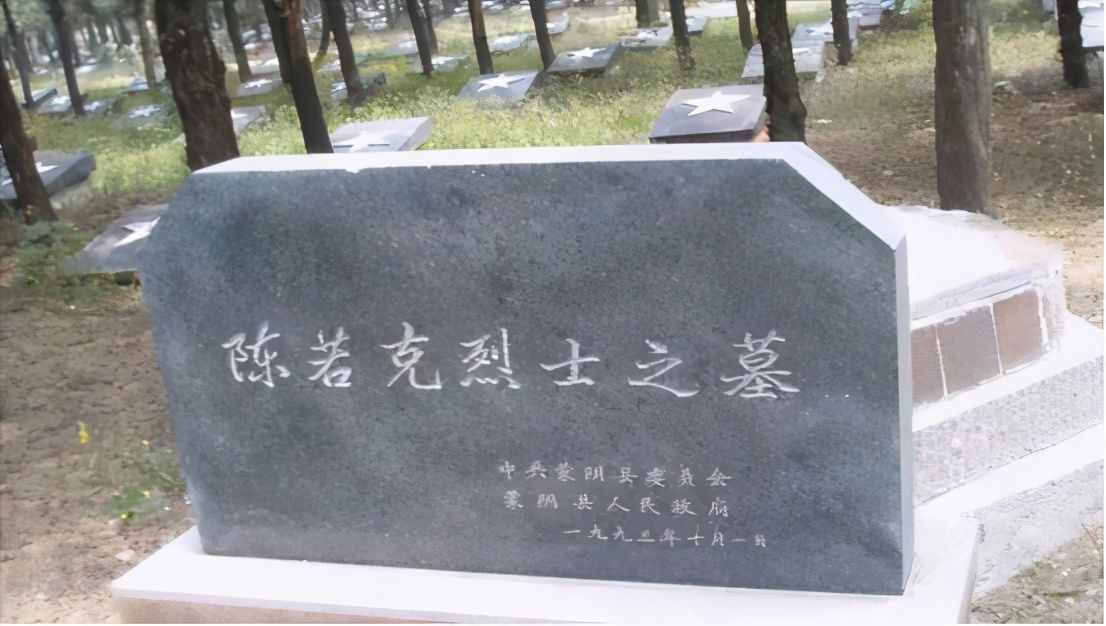 她怀抱刚出生的孩子，被日寇乱刀砍死，结束了充满苦难的22年