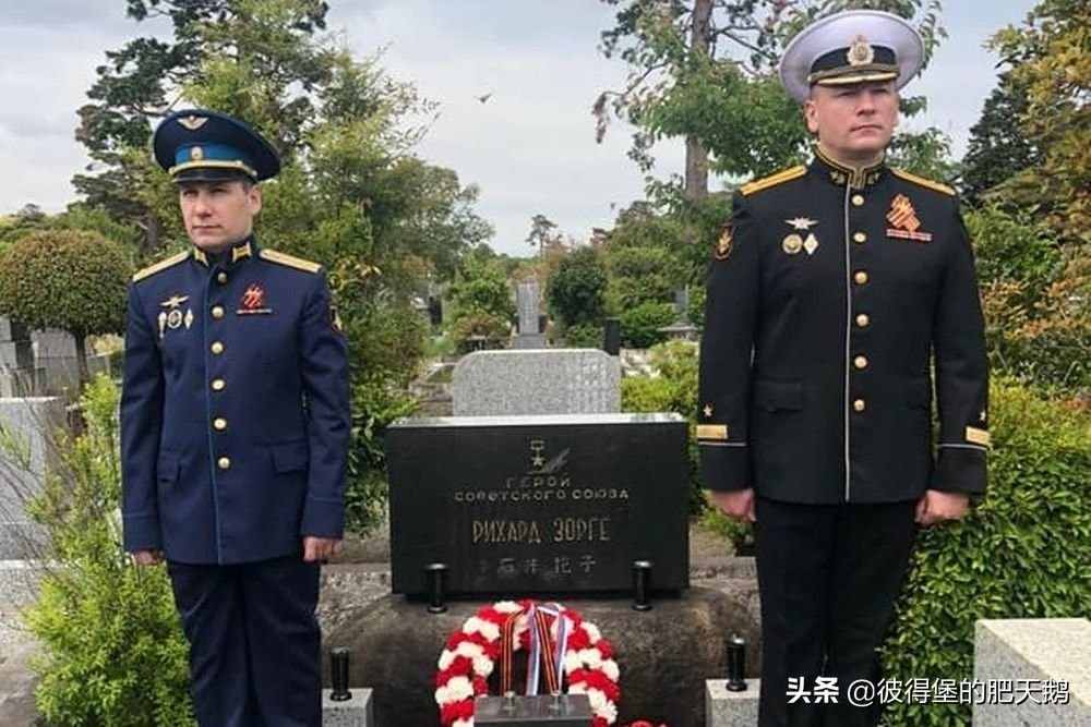 不忘英雄：俄罗斯驻日本大使向传奇特工佐尔格的墓地敬献花圈