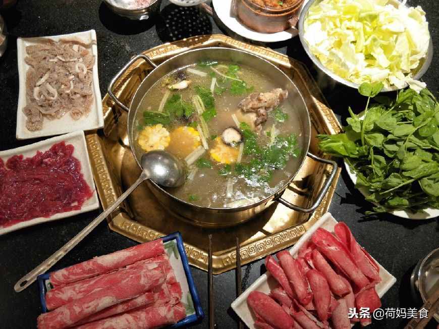 天冷了来一锅鲜香的牛肉汤锅，喝上一碗牛肉汤，浑身暖和、舒服