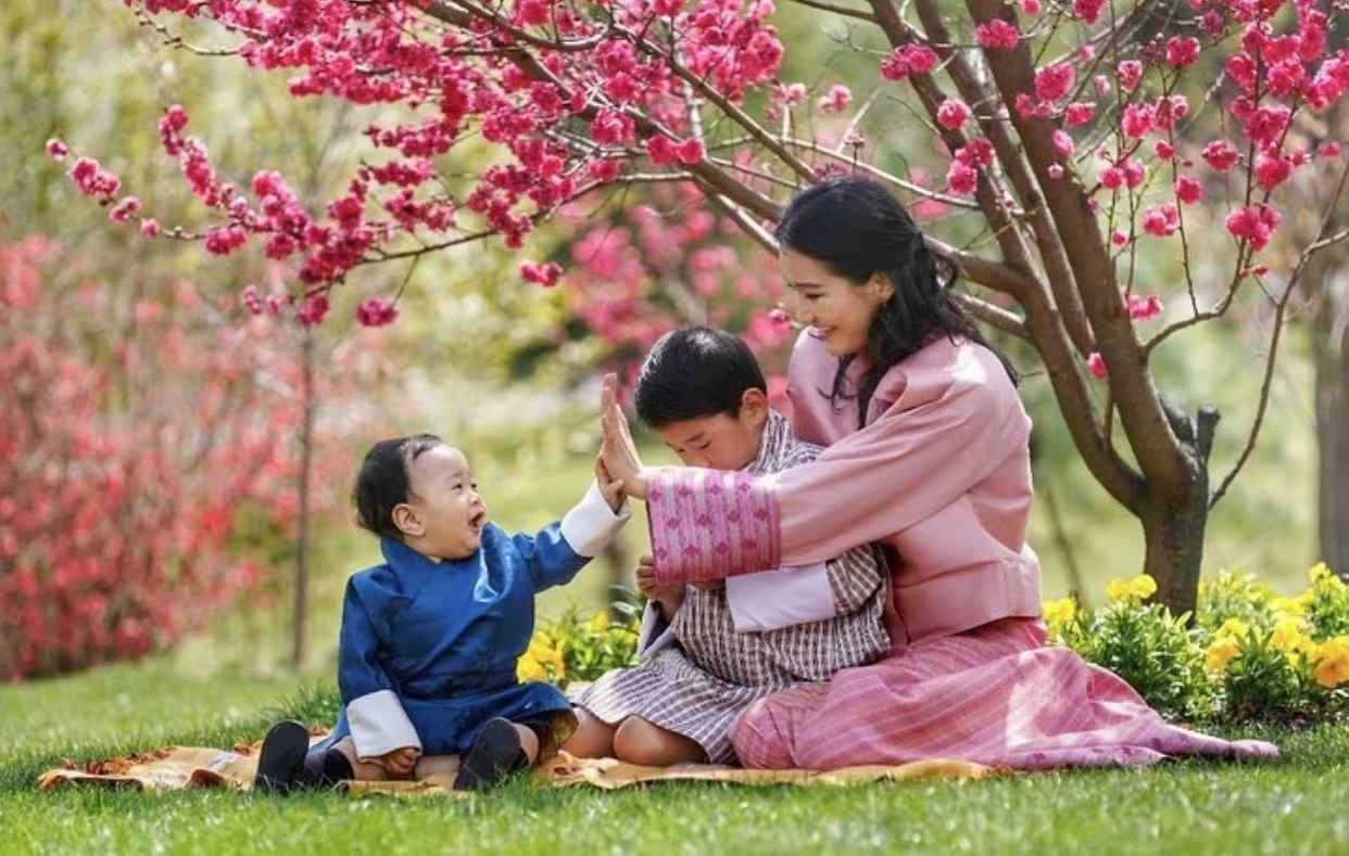 不丹90后美女王后全家福真温馨！裹粉衣嫩到掐出水，4岁王储霸气