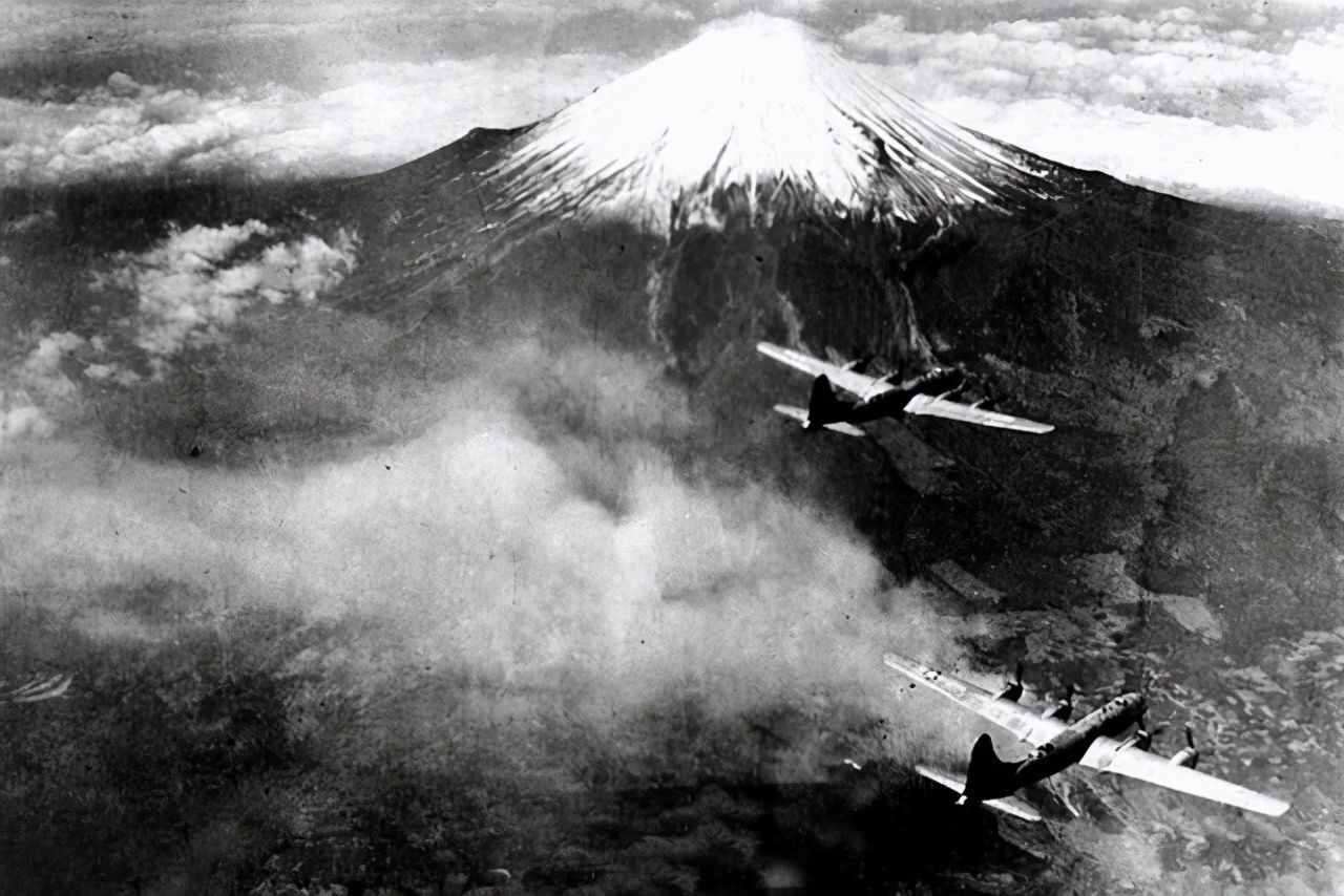 东京大轰炸：比原子弹都残酷的轰炸，一夜之间10万人葬身火海